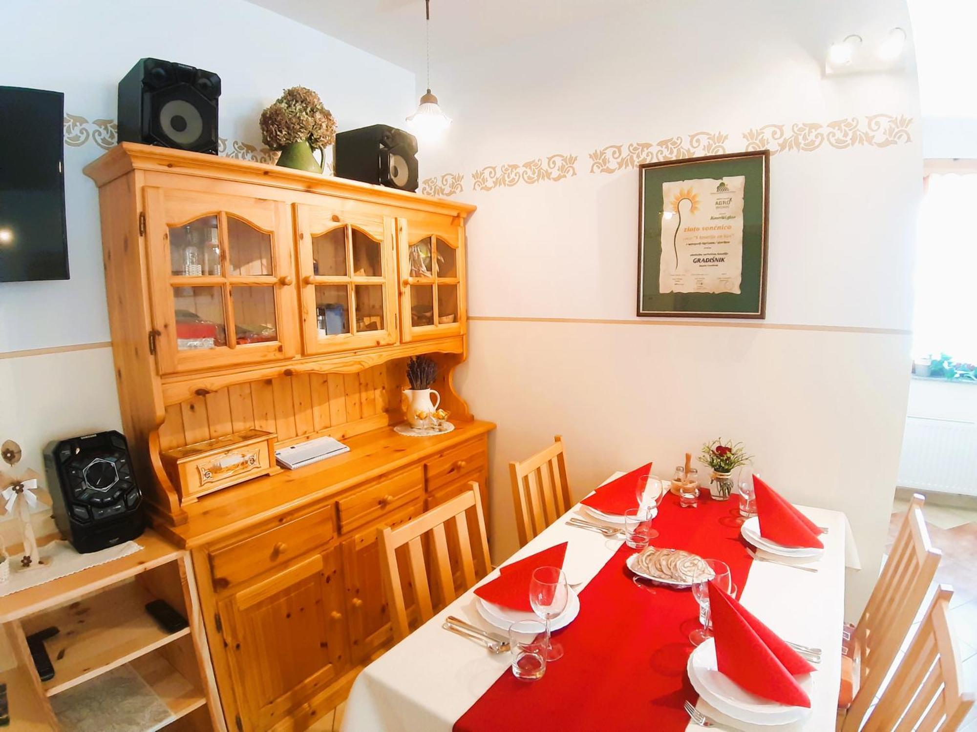 Apartments Organic Tourist Farm Gradisnik Prevalje Buitenkant foto